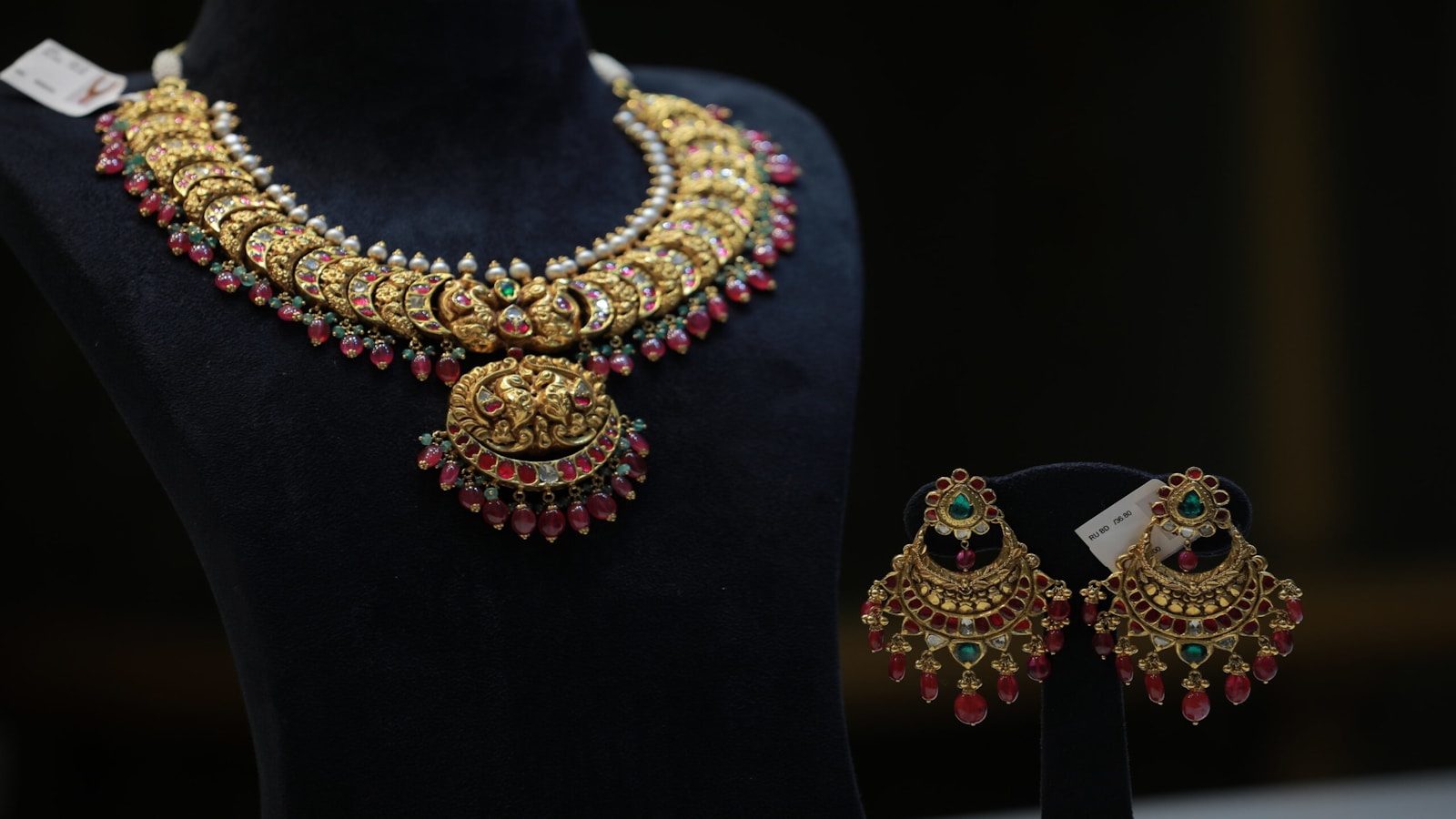 Traditional gold and ruby necklace with matching drop earrings